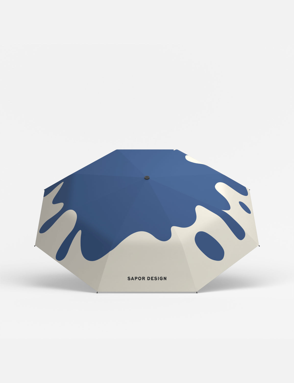 Geöffneter Sapor Essential Blue Drop mit organischem Motiv in Dunkelblau und Off-White