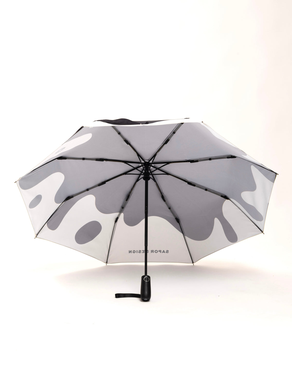 Geöffneter Sapor Essential Taschenschirm mit Black-Drop-Motiv von unten