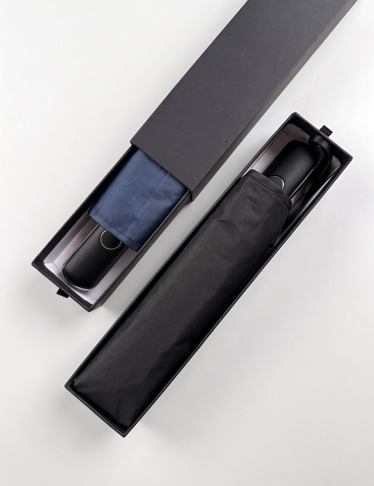 Schwarzer Sapor Lite Taschenschirm in einer geöffneten Geschenkbox