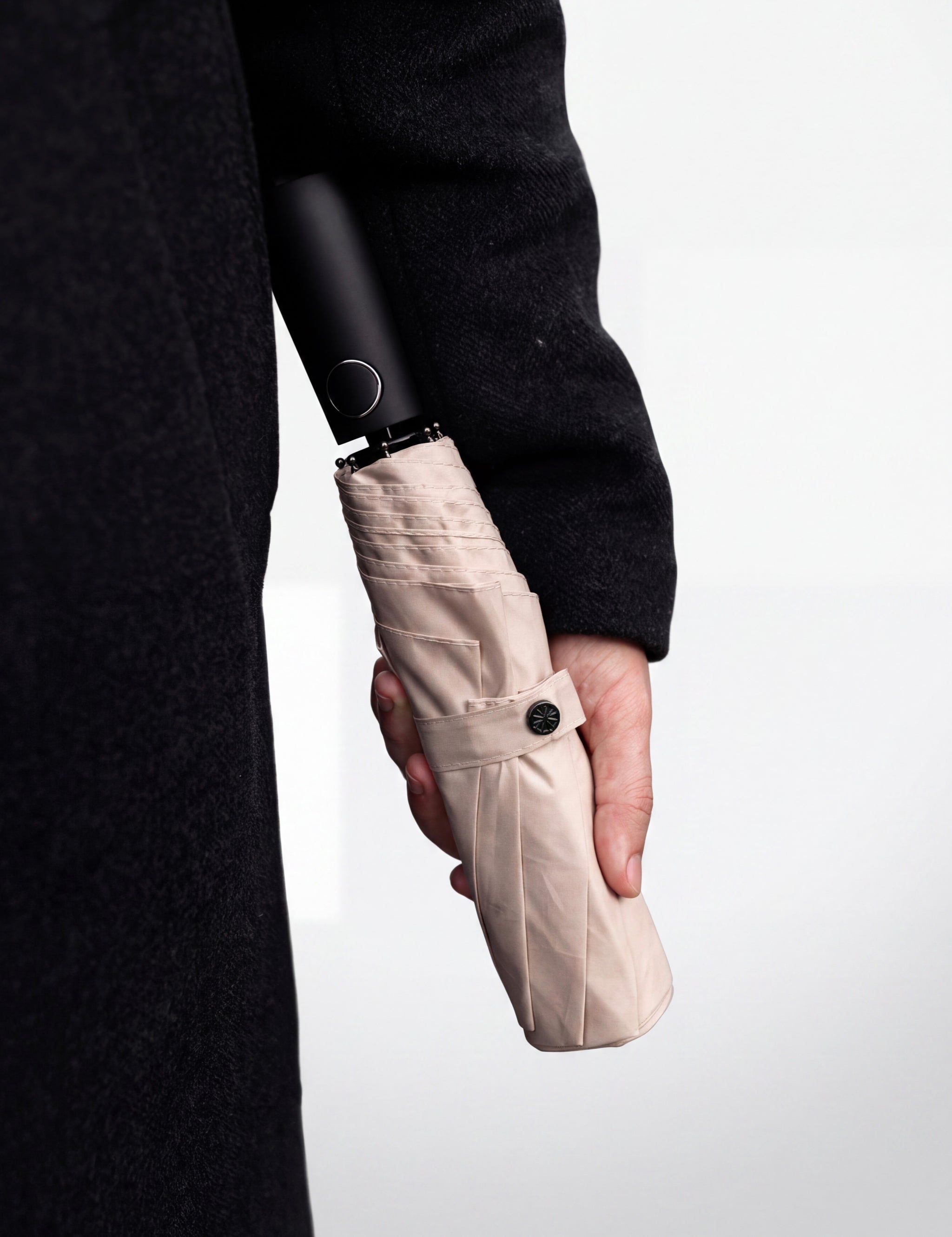 Geschlossener Sapor Essential in Taupe gehalten mit schwarzem Mantel