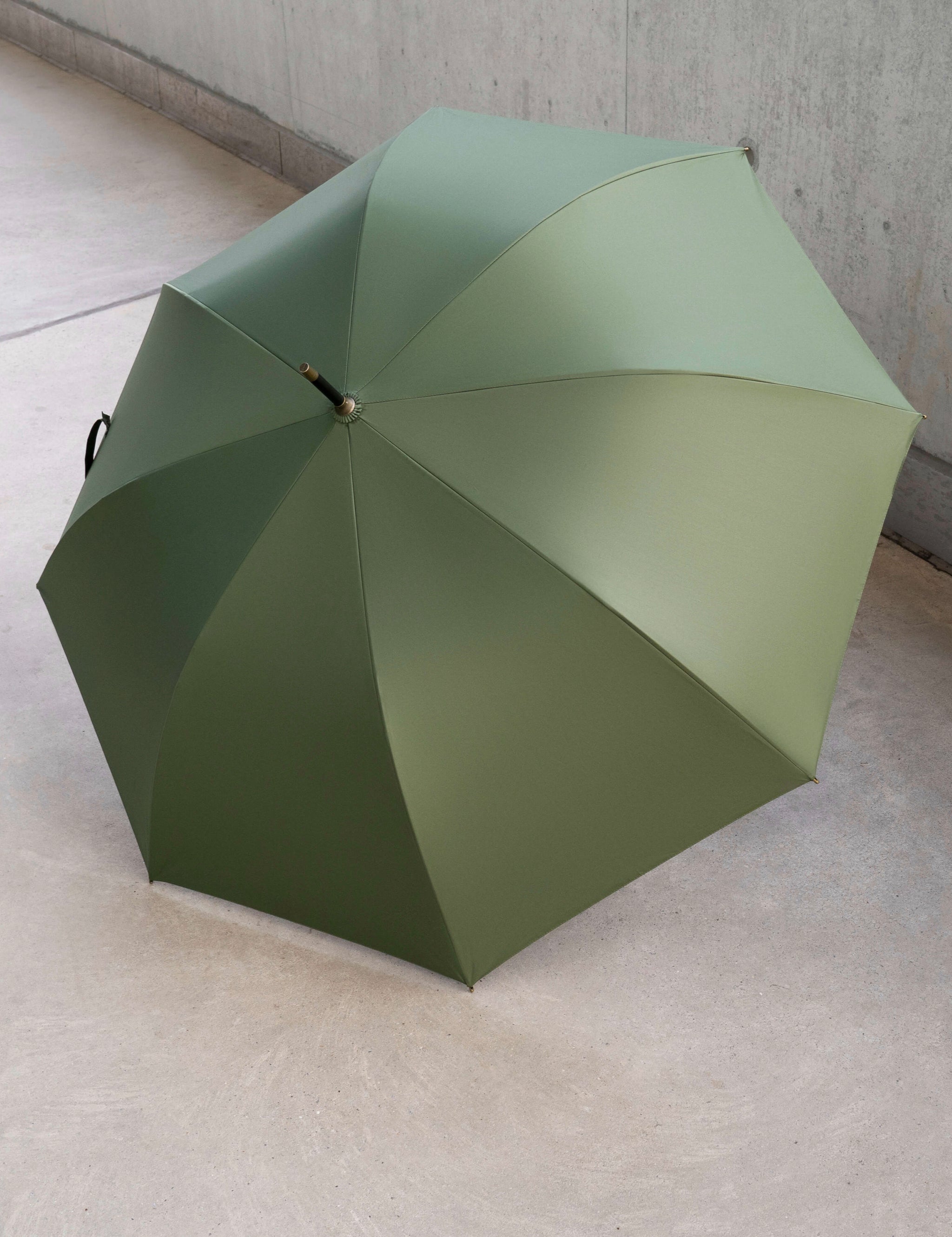Open Sapor Modern V1 in green on a paved surface