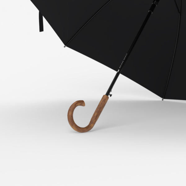 Detail des gebogenen Holzgriffs eines schwarzen Sapor Stockschirms