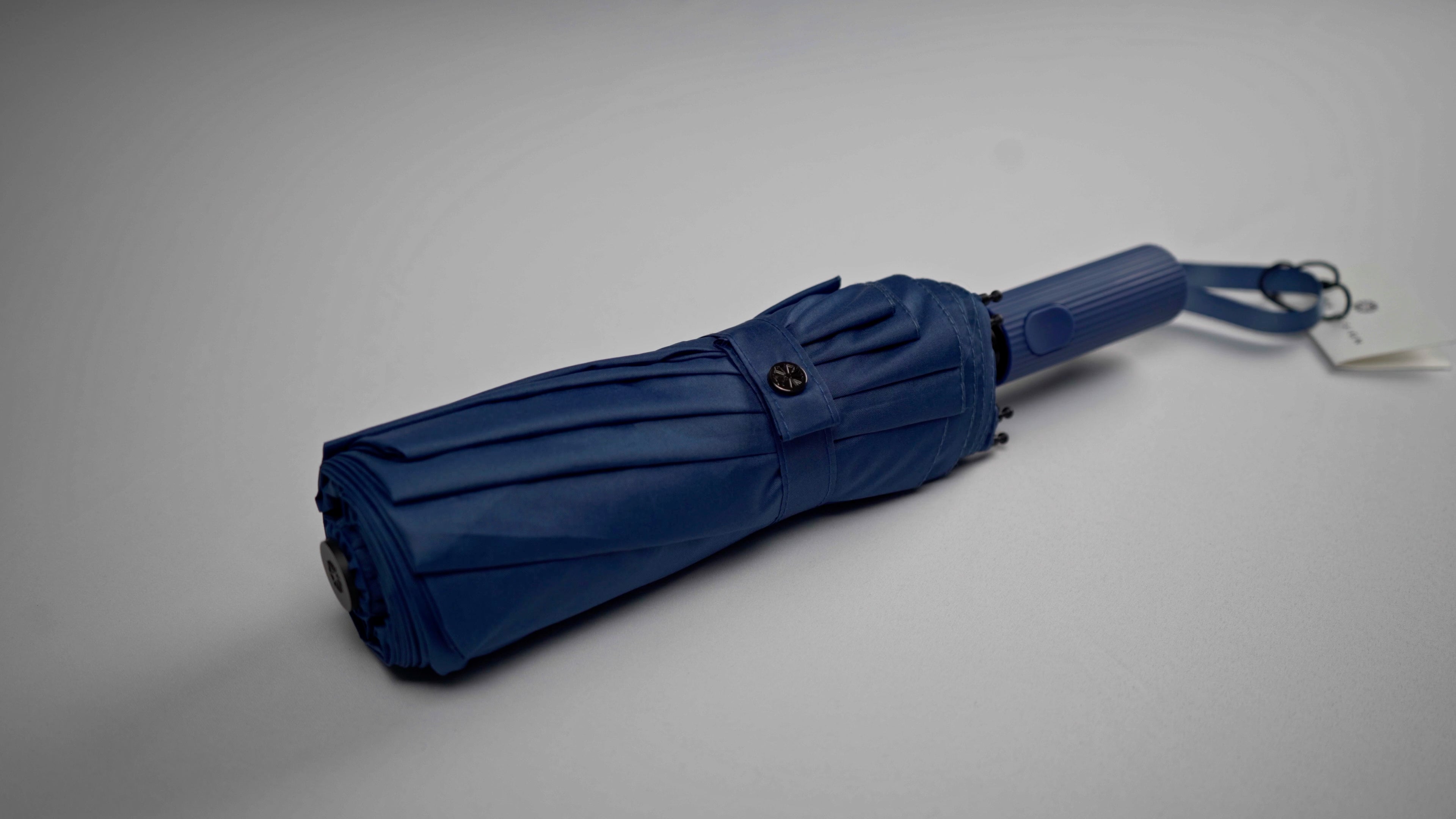 Geschlossener blauer Sapor Iconic Taschenschirm
