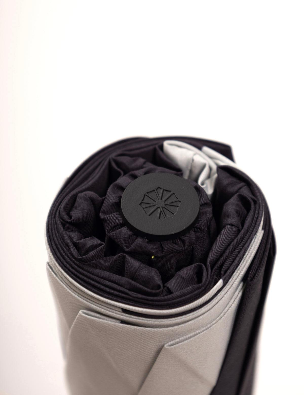Zusammengefalteter Sapor Essential Taschenschirm mit Black-Drop-Motiv