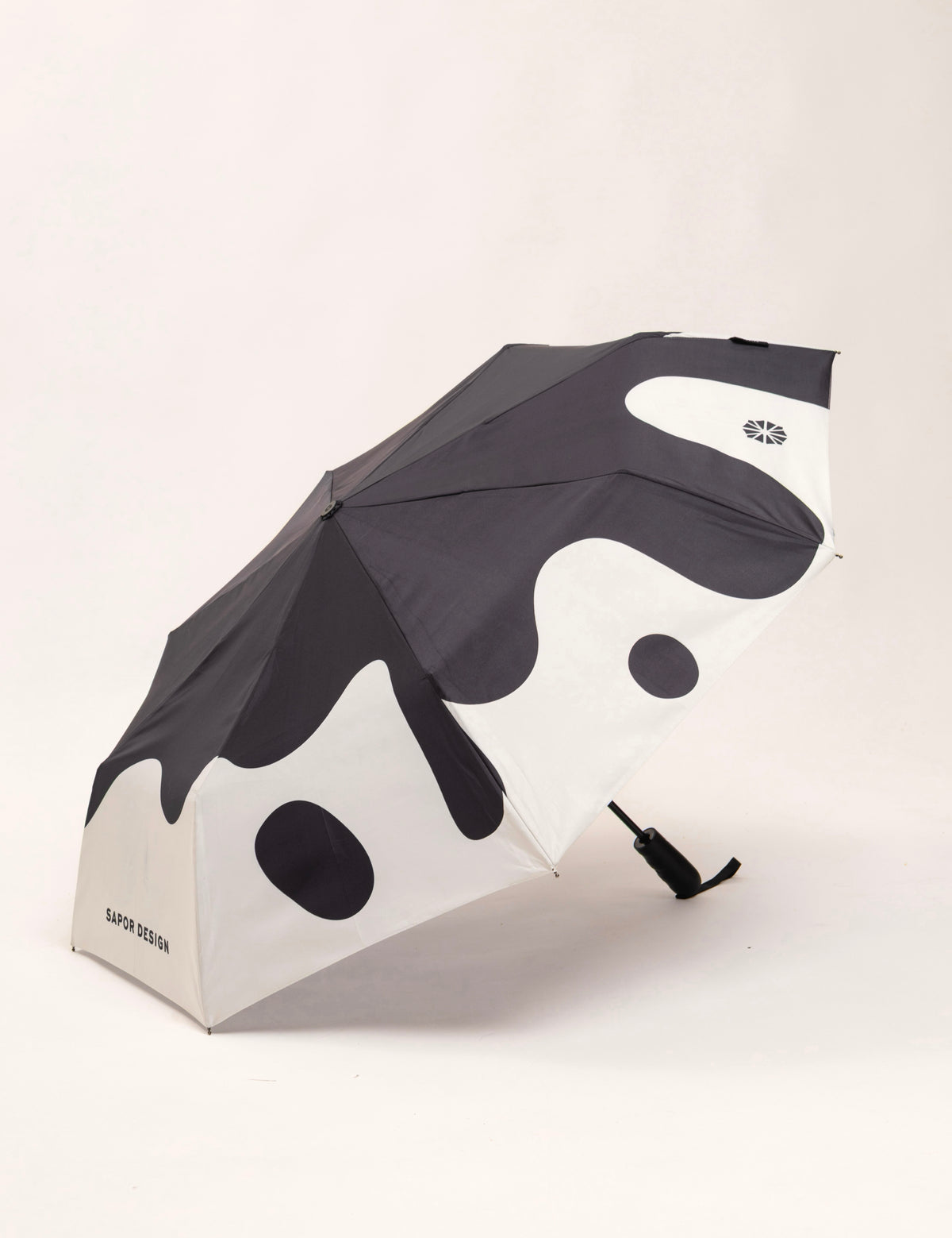 Geöffneter Sapor Essential Taschenschirm im Black-Drop-Design