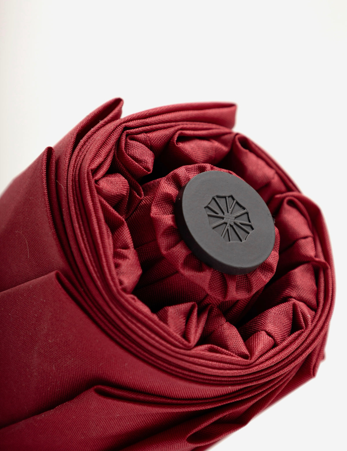 Krone Detail eines roten Sapor Iconic Taschenschirms