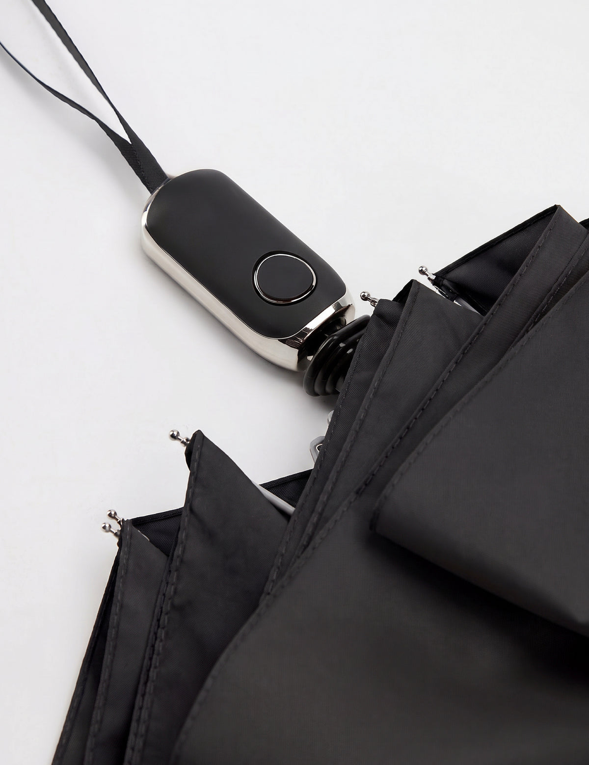 Griff und Handschlaufe eines schwarzen Sapor Lite Taschenschirms