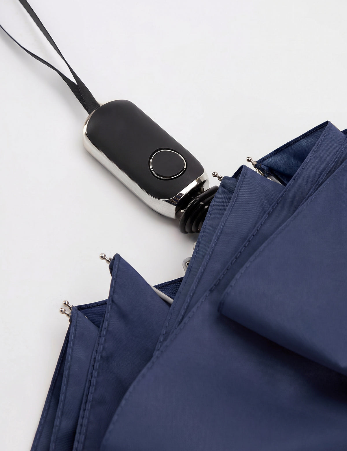 Detail des Griffs und der Handschlaufe eines blauen Sapor Lite Taschenschirms
