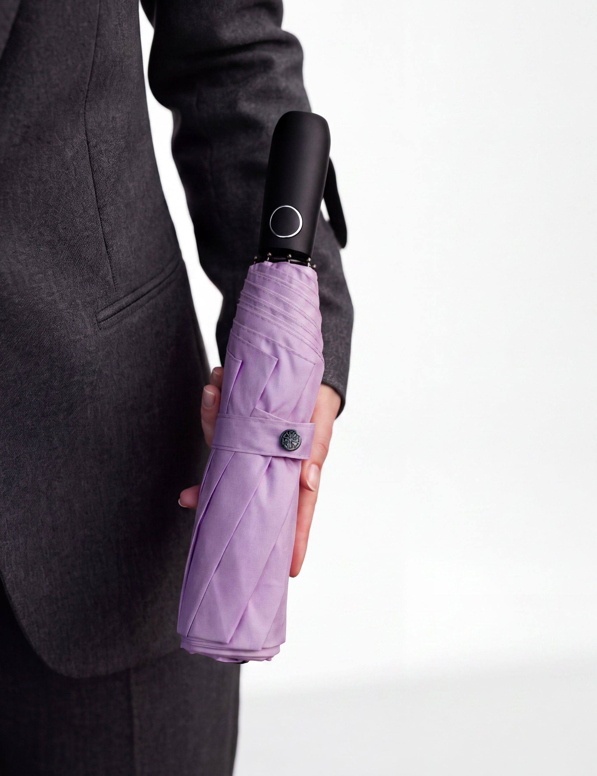 Taschenschirm Sapor Essential in lila geschlossen in Hand
