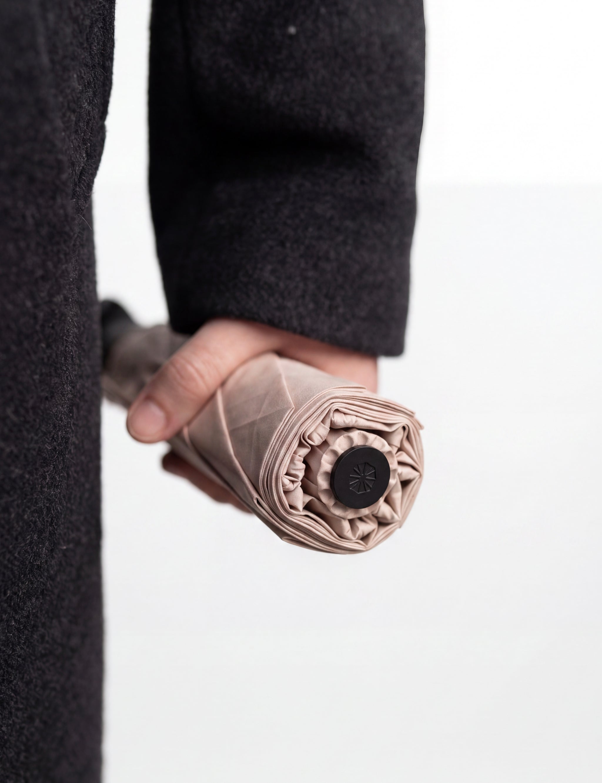 Geschlossener Sapor Essential in Taupe gehalten mit schwarzem Mantel